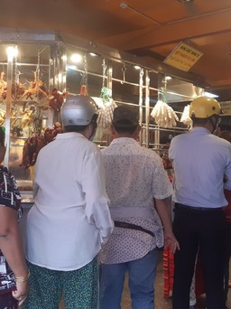 Cửa hàng vịt quay nổi tiếng tại TP.HCM đông nghẹt khách ngày Tết Đoan Ngọ