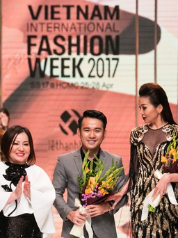 NTK Lê Thanh Hòa mở màn 'Vietnam International Fashion Week 2023' với ‘Hoa trên sóng nước’