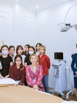 Chuyên gia làm đẹp Nguyễn Bảo Châu cùng sinh viên tham quan Halavu Clinic