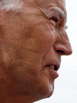 Tổng thống Biden đeo thiết bị điều trị chứng ngưng thở khi ngủ