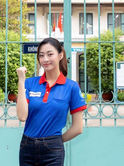 Hoa hậu Lương Thùy Linh nhiệt tình tiếp sức các sĩ tử trong kỳ thi THPT