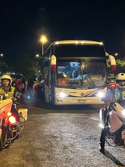 Đội tuyển futsal Việt Nam được xe đặc chủng hộ tống khi đến Paraguay