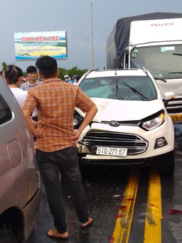 Cầu Rạch Miễu ùn tắc nghiêm trọng vì tai nạn liên hoàn