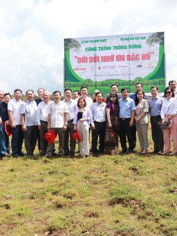 Hội Nhà báo VN trồng cây xanh, tặng học bổng cho học sinh nghèo tại Bình Phước