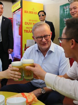 Thủ tướng Úc ăn bánh mì, uống bia hơi Hà Nội và hô '1, 2, 3 dô'