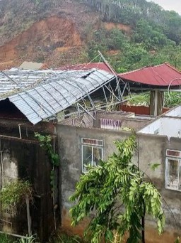 2 người chết, 535 ngôi nhà hư hỏng do mưa giông