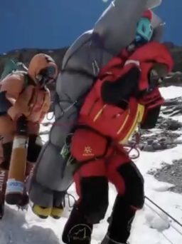 Gần lên đỉnh Everest nhưng thấy người tê cóng, nhà leo núi đã làm gì?
