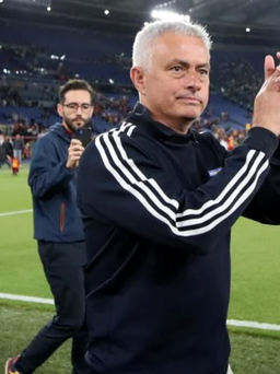 HLV Mourinho ra dấu hiệu với CĐV AS Roma: ‘Tôi ở lại’