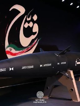 Iran khoe tên lửa bội siêu thanh nội địa đầu tiên