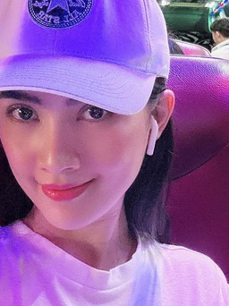 Hoa hậu Phan Thị Mơ ngồi xe khách chạy show