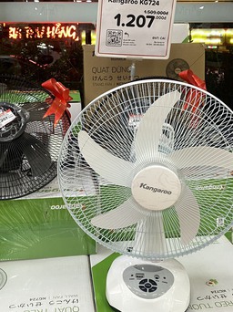 Hà Nội cắt điện luân phiên, quạt tích điện ‘cháy hàng’