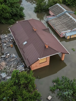 Lụt nặng sau khi đập nước Kakhovka vỡ, người dân đối mặt nhiều nguy cơ mới