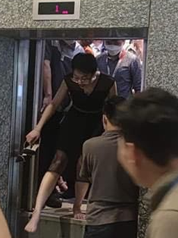 Thang máy tòa nhà Keangnam dừng đột ngột do mất điện, nhiều người mắc kẹt