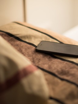 Vì sao không nên để điện thoại ngay đầu giường khi ngủ?
