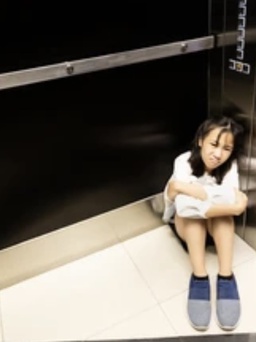 Mắc kẹt trong thang máy do cúp điện đột ngột, phải làm sao?
