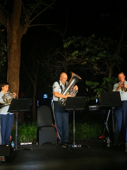 Ban nhạc Không quân Mỹ Pacific Brass biểu diễn tại phố đi bộ hồ Gươm