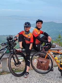 Cậu bé 12 tuổi cùng bố đạp xe vượt hơn 1.000 km