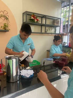 Quán cà phê đặc biệt ở Nha Trang: Nơi trẻ khuyết tật học làm pha chế, phục vụ