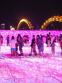 Chiêm ngưỡng 500.000 đèn LED lung linh bên cầu Rồng