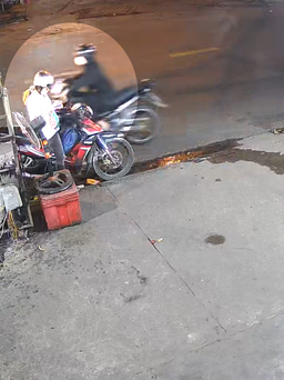 Cô gái bị cướp giật điện thoại ngã xe máy khi chờ mua vịt quay