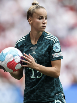Nữ cầu thủ Đức từ bỏ chụp ảnh cho Playboy, không dự World Cup vì chấn thương