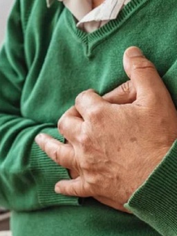 Đau ngực đột ngột, làm sao phân biệt do ợ nóng hay bệnh tim nguy hiểm?