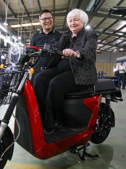 Bộ trưởng Bộ Tài chính Mỹ Janet Yellen thích thú với xe máy điện 'Made in Vietnam'