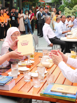 Thủ tướng Phạm Minh Chính đi dạo, tặng sách và uống cà phê cùng Thủ tướng Malaysia