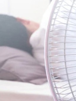 Bật quạt gió suốt đêm trong lúc ngủ có ảnh hưởng sức khỏe?