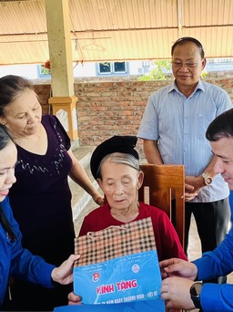 Anh Ngô Văn Cương thăm, tặng quà cho thân nhân gia đình liệt sĩ tại Hà Tĩnh