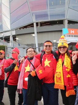 Xúc động hình ảnh cờ Tổ quốc xuất hiện ở sự kiện lịch sử của đội tuyển nữ Việt Nam