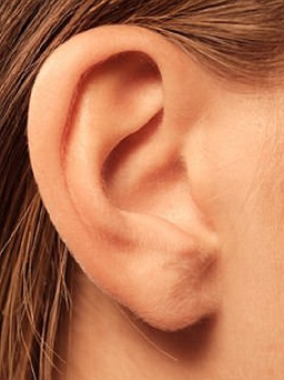 Chuyện lạ: Cô gái trẻ bị thủng màng nhĩ vì người yêu hôn vào tai