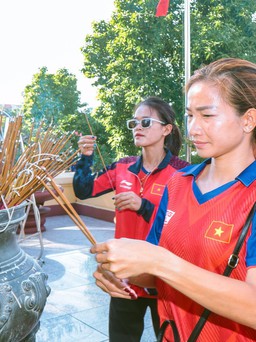 Nguyễn Thị Oanh và các tuyển thủ dâng hương tưởng nhớ các anh hùng, liệt sĩ 