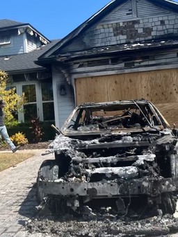 Ô tô điện Mercedes bốc cháy tại nhà, chủ xe thiệt hại 1 triệu USD