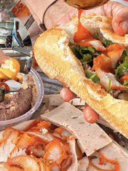 Gánh bánh mì gần nửa thế kỷ ngon có tiếng chợ An Đông: ‘Nồi cơm’ của cả gia đình