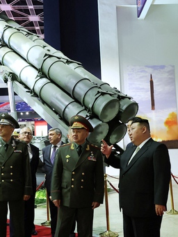 Nhà lãnh đạo Kim Jong-un giới thiệu vũ khí mới với Bộ trưởng Nga Shoigu
