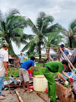 Cà Mau: 170 nhà bị sập, tốc mái do giông lốc