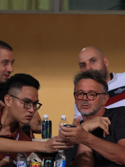 HLV Troussier 'săn' tài năng cho bóng đá Việt Nam