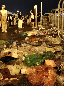 Sân Mỹ Đình ngập rác, công nhân gồng mình dọn dẹp sau 2 đêm diễn của BlackPink