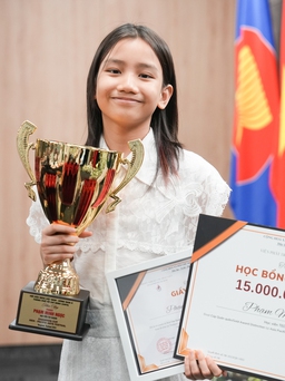 Cô bé 11 tuổi giành cúp vô địch cuộc thi piano quốc tế