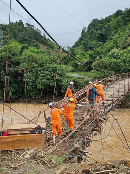 Công nhân điện lực Yên Bái băng rừng cấp điện trở lại ở Mù Cang Chải