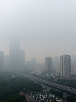 Hà Nội chìm trong ô nhiễm, nhiều tòa nhà cao tầng 'biến mất' trước làn sương mù