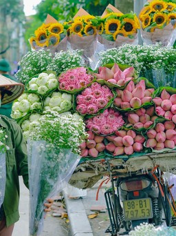 Hà Nội đẹp ngỡ ngàng trên những xe hàng hoa dưới phố