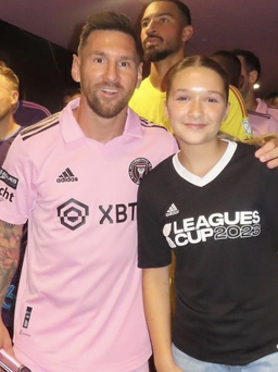 Vợ chồng David Beckham cảm ơn Messi giúp con gái Harper đạt được ước mơ