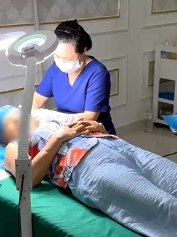 Đà Nẵng: Nhân viên lao công căng da mặt cho khách tại cơ sở thẩm mỹ