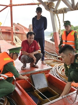 Bắt giữ tàu cá chở 80.000 lít dầu không rõ nguồn gốc trên biển Phú Quốc