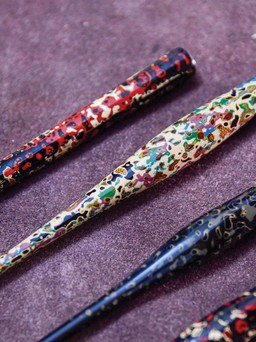 Hoàng 'thư pháp' và những cây bút sắt kỳ công