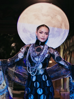 'Ánh trăng huyền ảo' trong show thời trang của NTK Đinh Văn Thơ