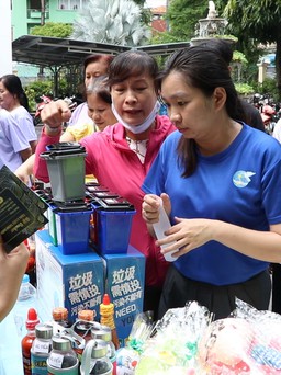 Phụ nữ quận 5 hào hứng tham gia hoạt động thu gom rác thải nhựa