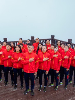 Đội tuyển bóng đá nữ Việt Nam rước đuốc, thượng cờ trên đỉnh Fansipan
